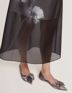 Satin-Pumps mit Schleifenverzierung und spitzer Zehenpartie