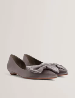 Satin-Pumps mit Schleifenverzierung und spitzer Zehenpartie