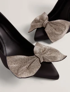 Satin-Pumps mit Strassschleife