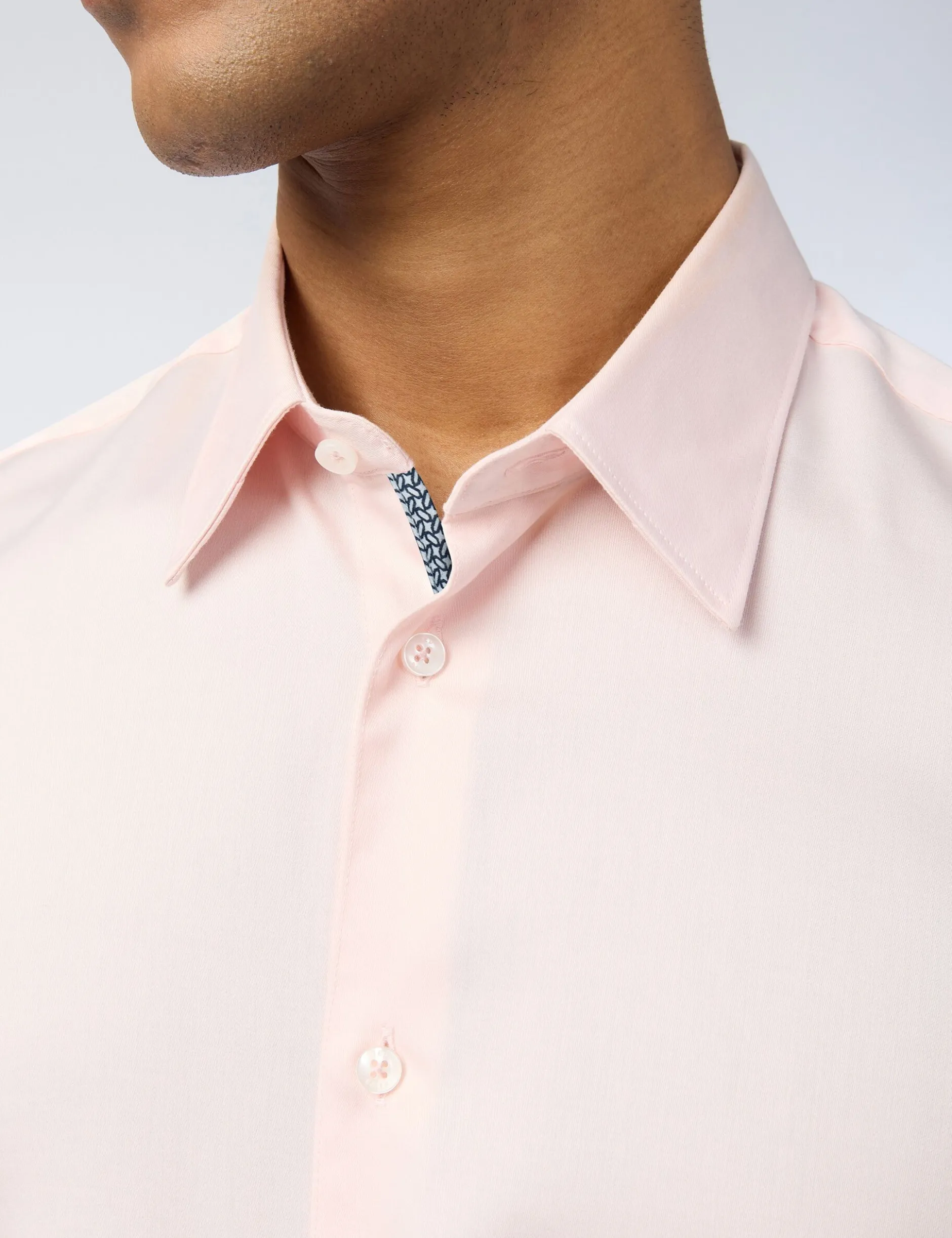 Satin-Stretch-Baumwollhemd, schmal geschnitten
