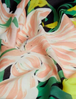 Schal mit Blumenvase und Strukturmuster