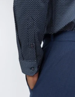 Schmal geschnittenes Hemd aus Satin mit Rautenmuster in Marineblau