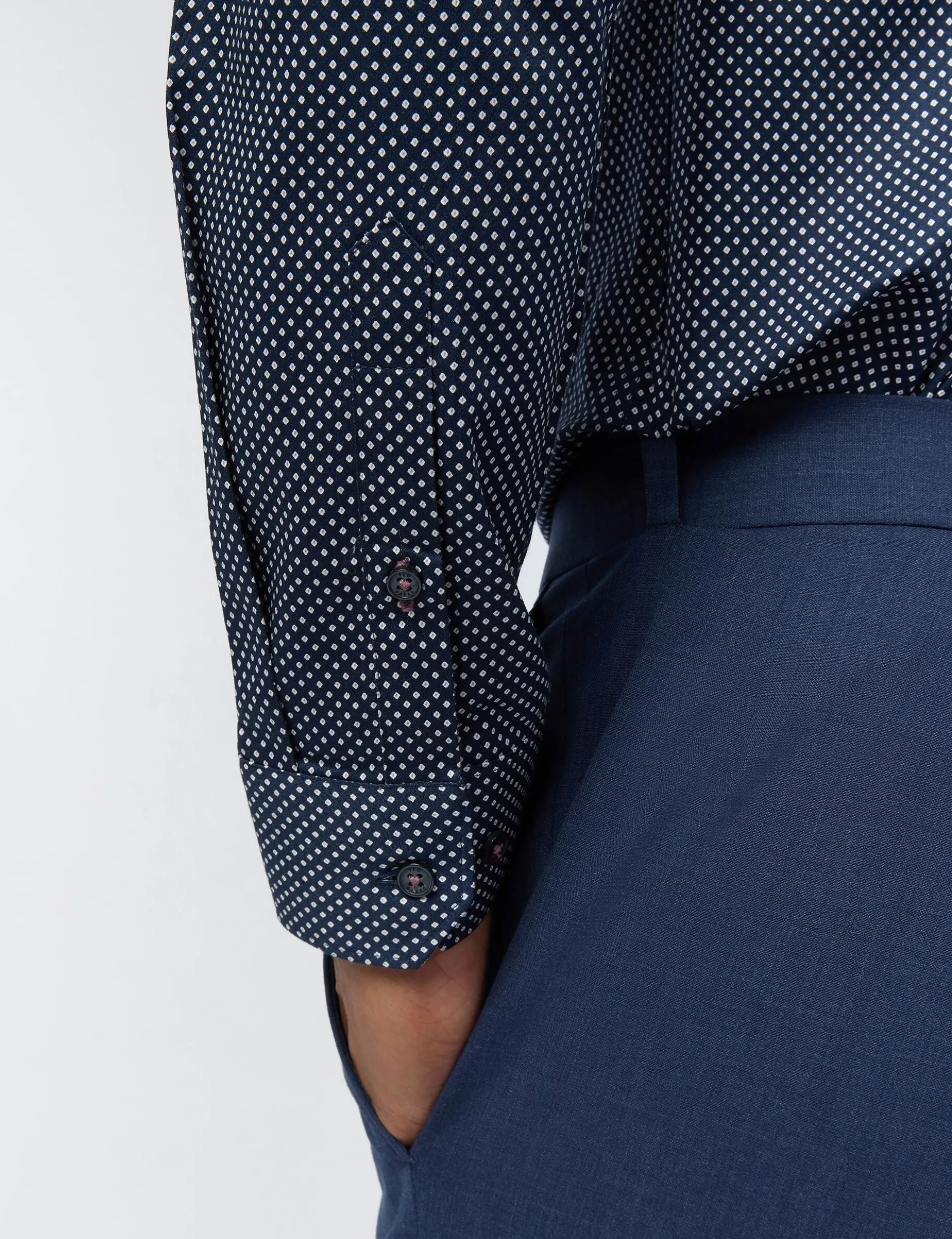Schmal geschnittenes Hemd aus Satin mit Rautenmuster in Marineblau