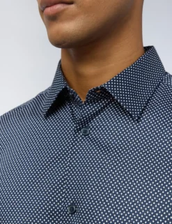 Schmal geschnittenes Hemd aus Satin mit Rautenmuster in Marineblau