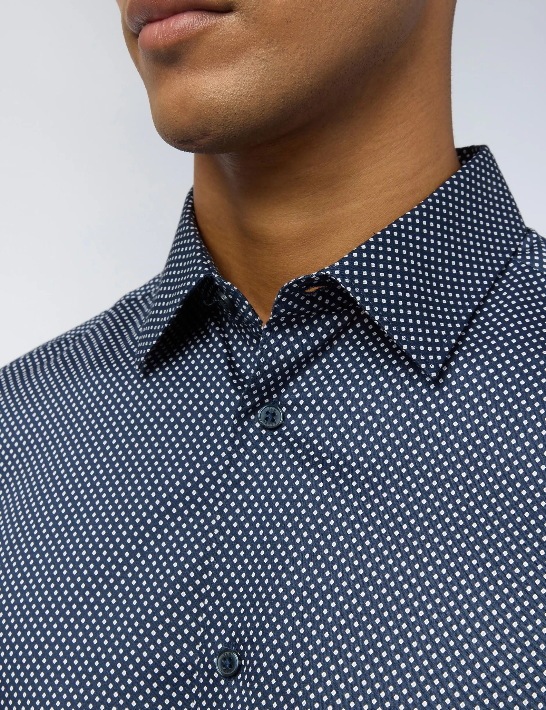 Schmal geschnittenes Hemd aus Satin mit Rautenmuster in Marineblau