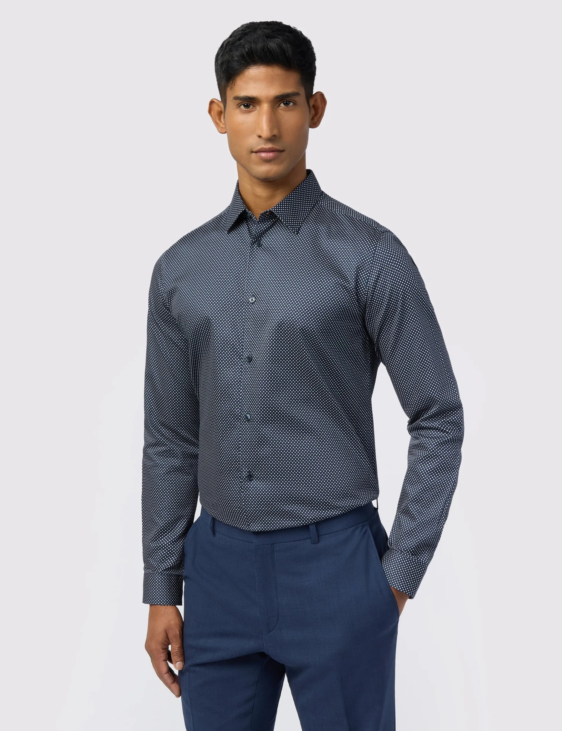 Schmal geschnittenes Hemd aus Satin mit Rautenmuster in Marineblau