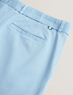 Schmal zulaufende Baumwollhose mit Gürtel