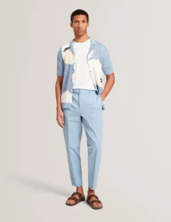 Schmal zulaufende Baumwollhose mit Gürtel