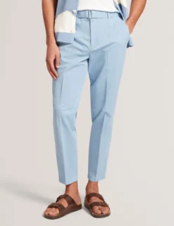 Schmal zulaufende Baumwollhose mit Gürtel