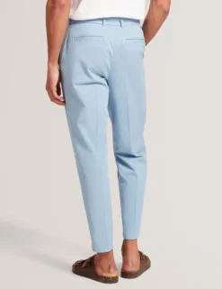 Schmal zulaufende Baumwollhose mit Gürtel