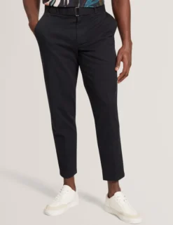 Schmal zulaufende Baumwollhose mit Gürtel