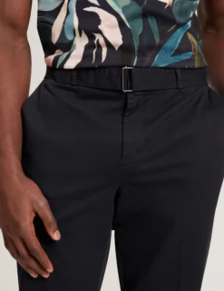 Schmal zulaufende Baumwollhose mit Gürtel
