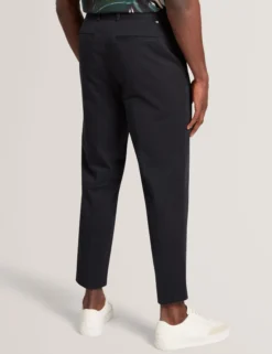 Schmal zulaufende Baumwollhose mit Gürtel