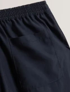 Schmal zulaufende, gewebte Schlupfhose