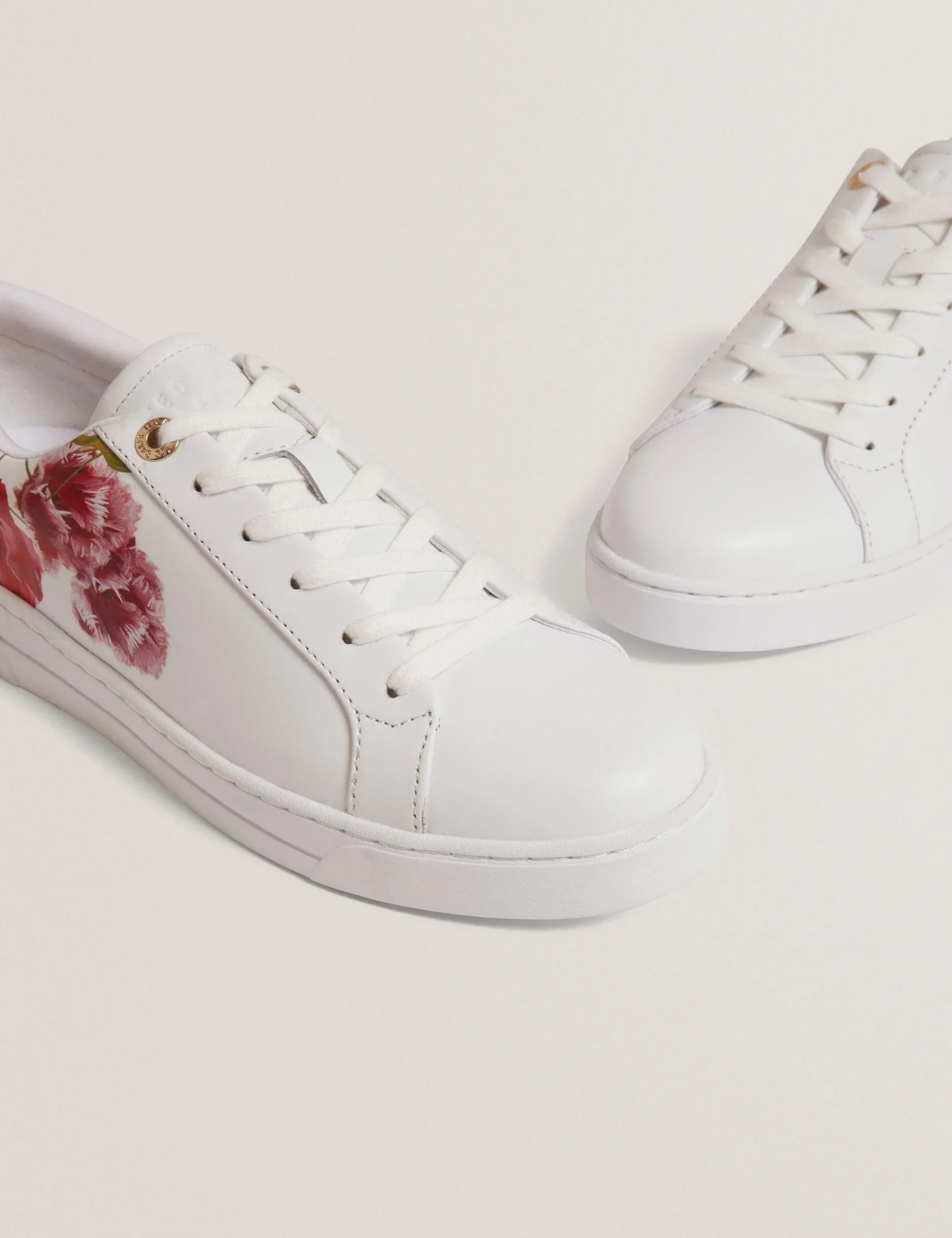 Schnürschuhe aus Leder mit floralem Muster