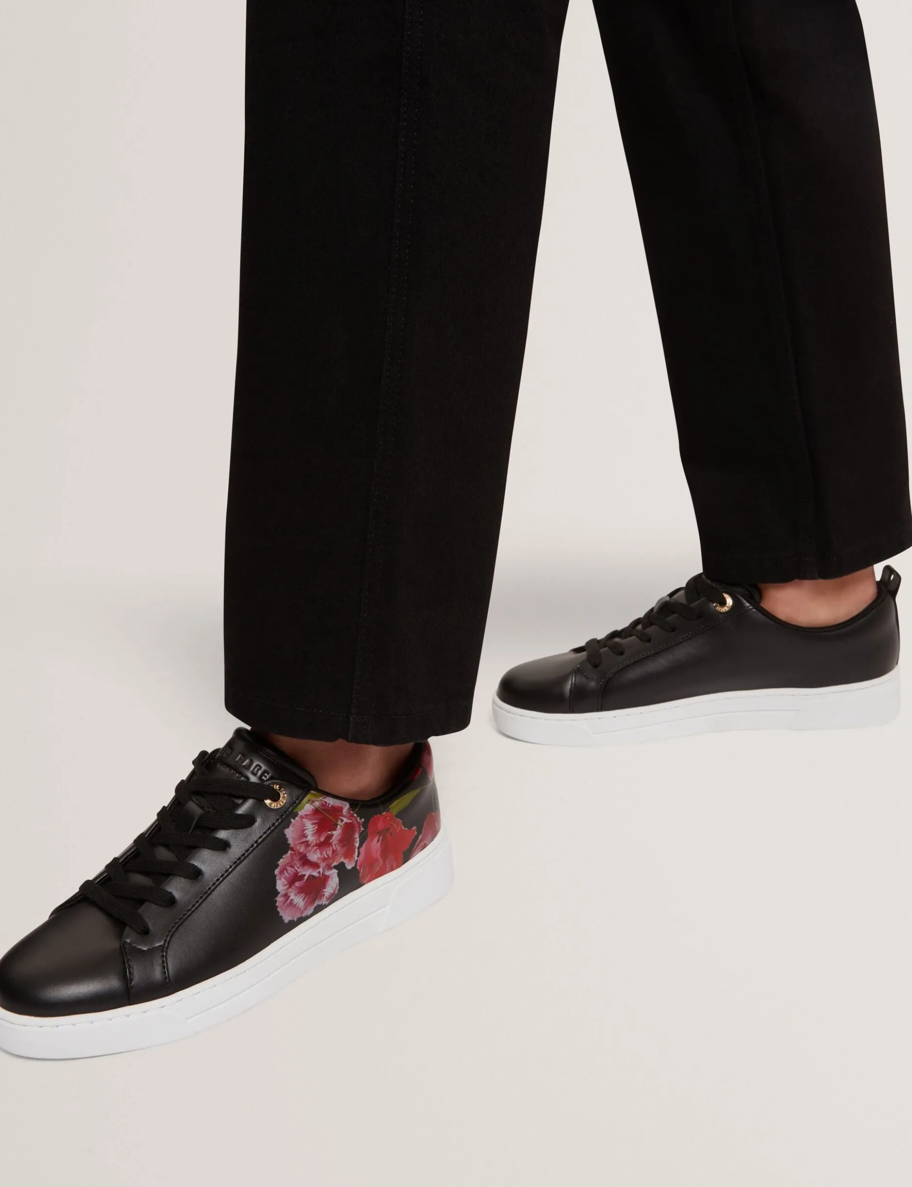 Schnürschuhe aus Leder mit floralem Muster