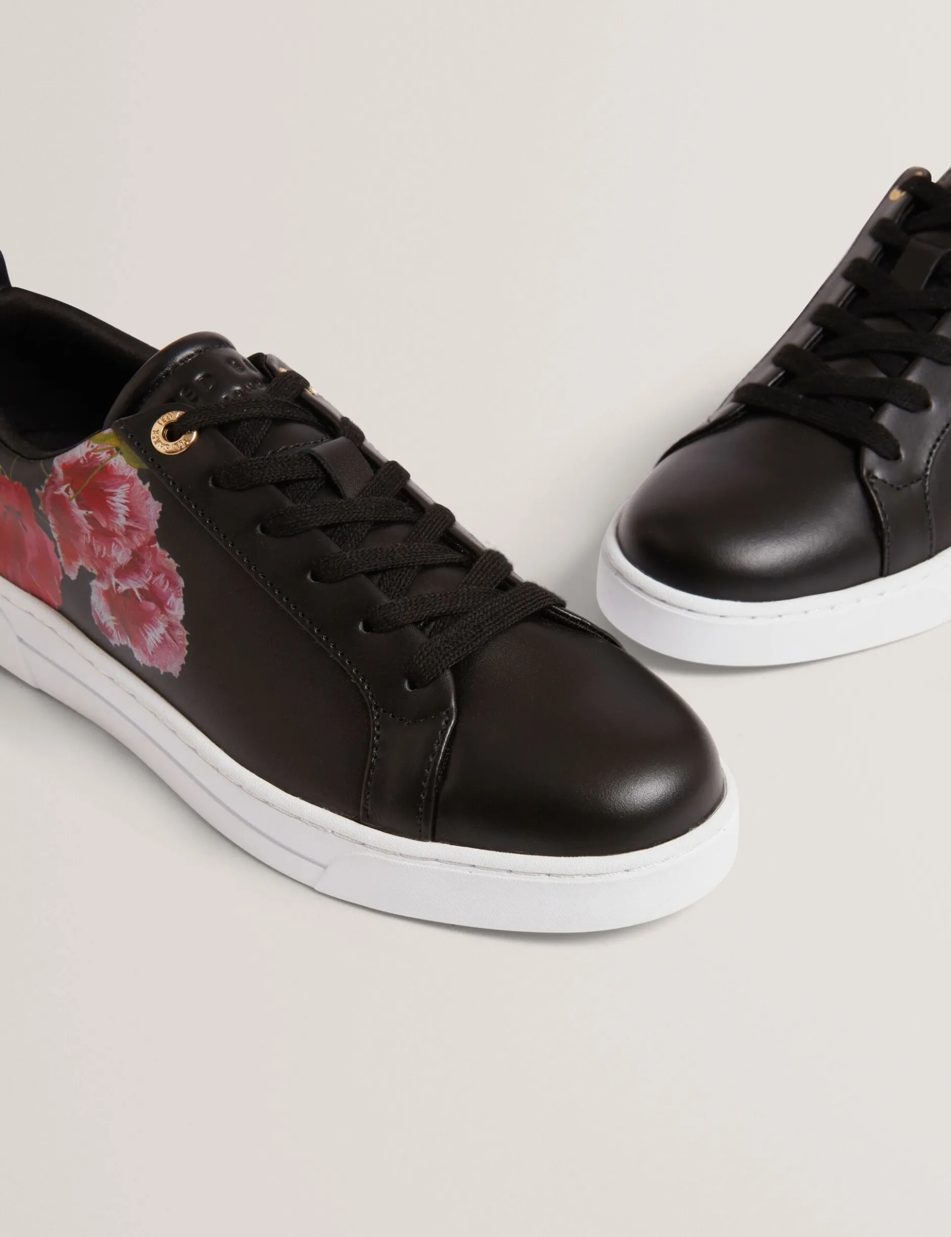 Schnürschuhe aus Leder mit floralem Muster