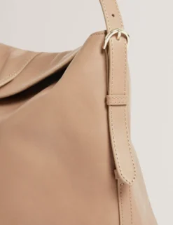 Schultertasche aus Leder mit Bar-Detail