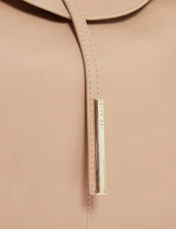 Schultertasche aus Leder mit Bar-Detail