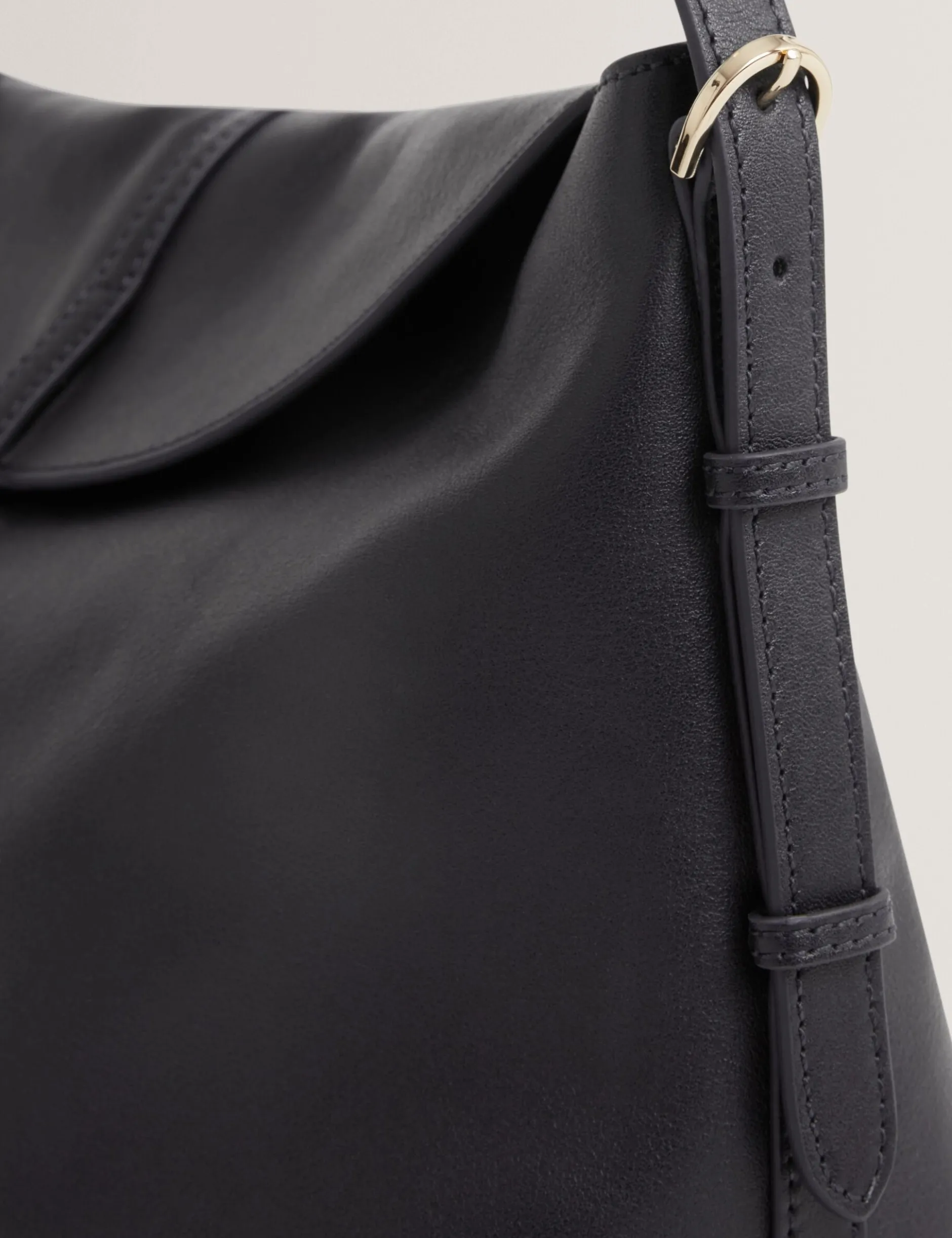 Schultertasche aus Leder mit Bar-Detail