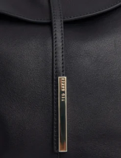 Schultertasche aus Leder mit Bar-Detail