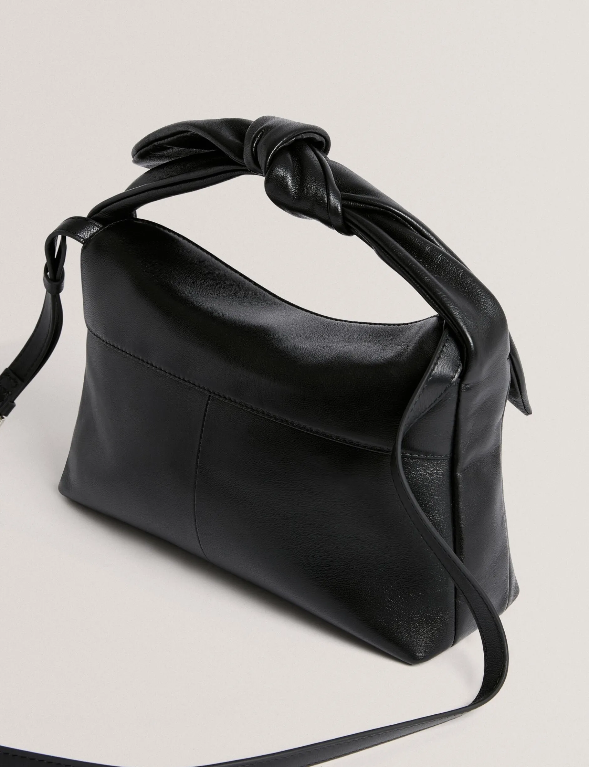 Schultertasche aus weichem Leder mit Schleife und Knoten
