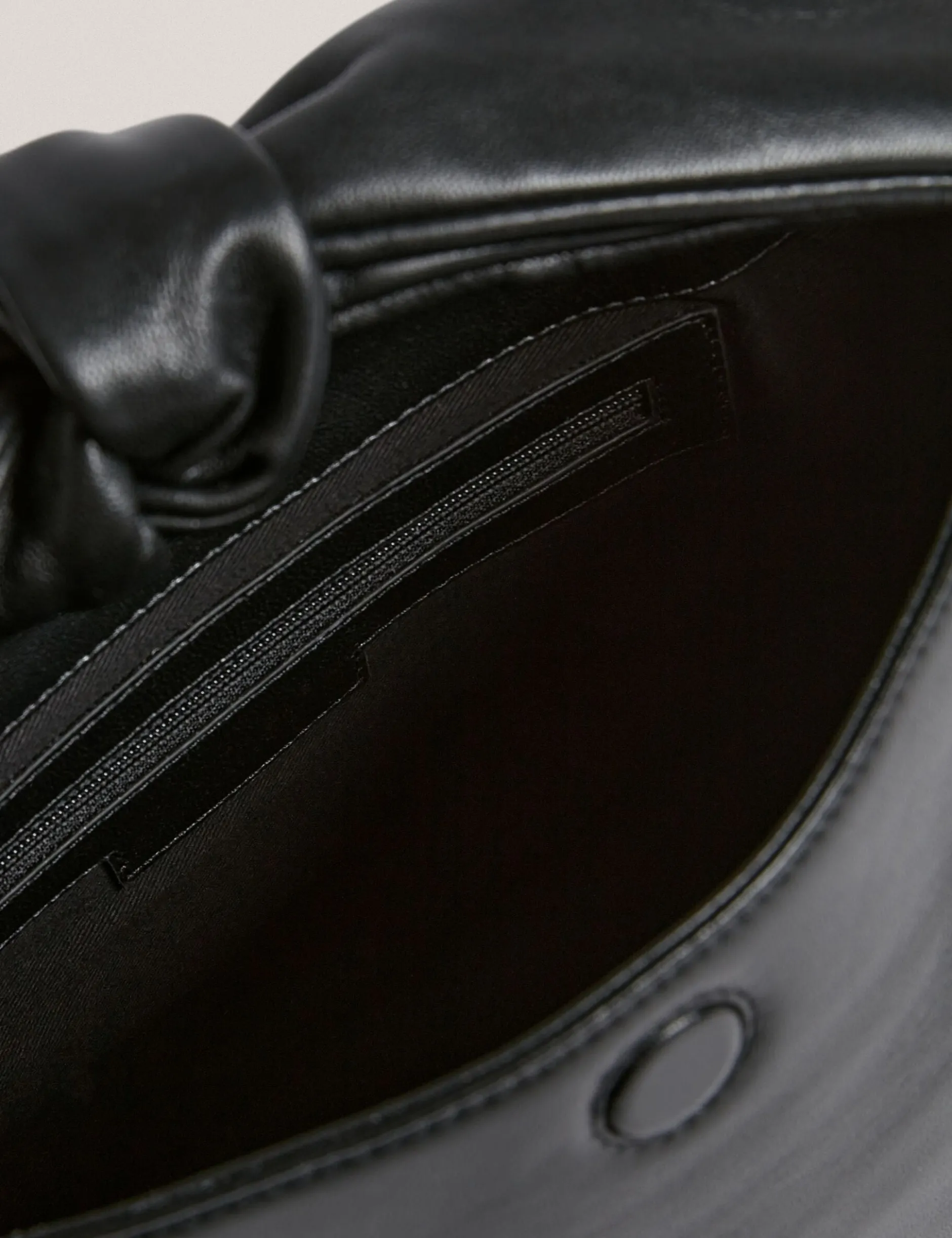 Schultertasche aus weichem Leder mit Schleife und Knoten
