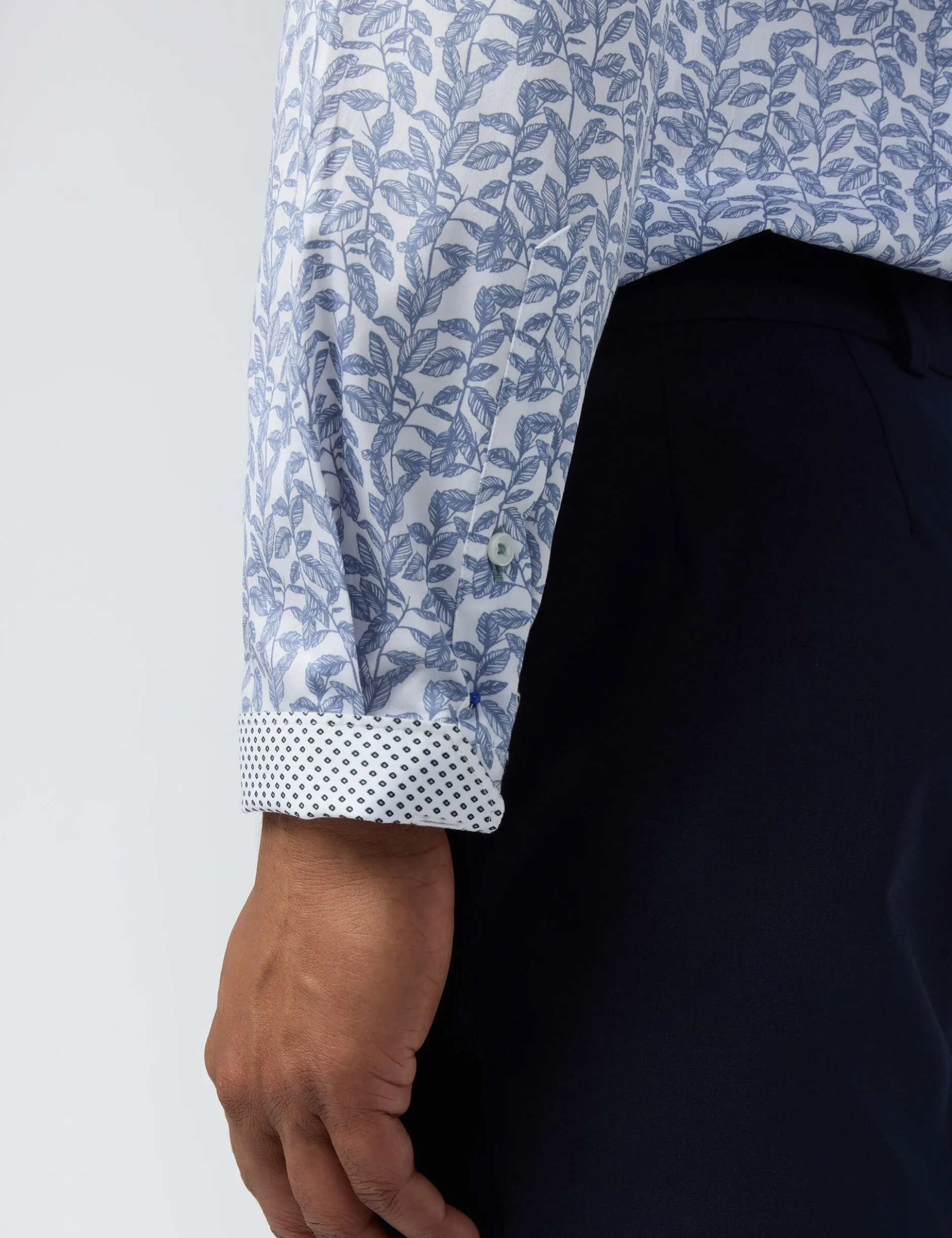 Slim-Fit-Hemd aus Satin-Baumwolle mit Blattmuster