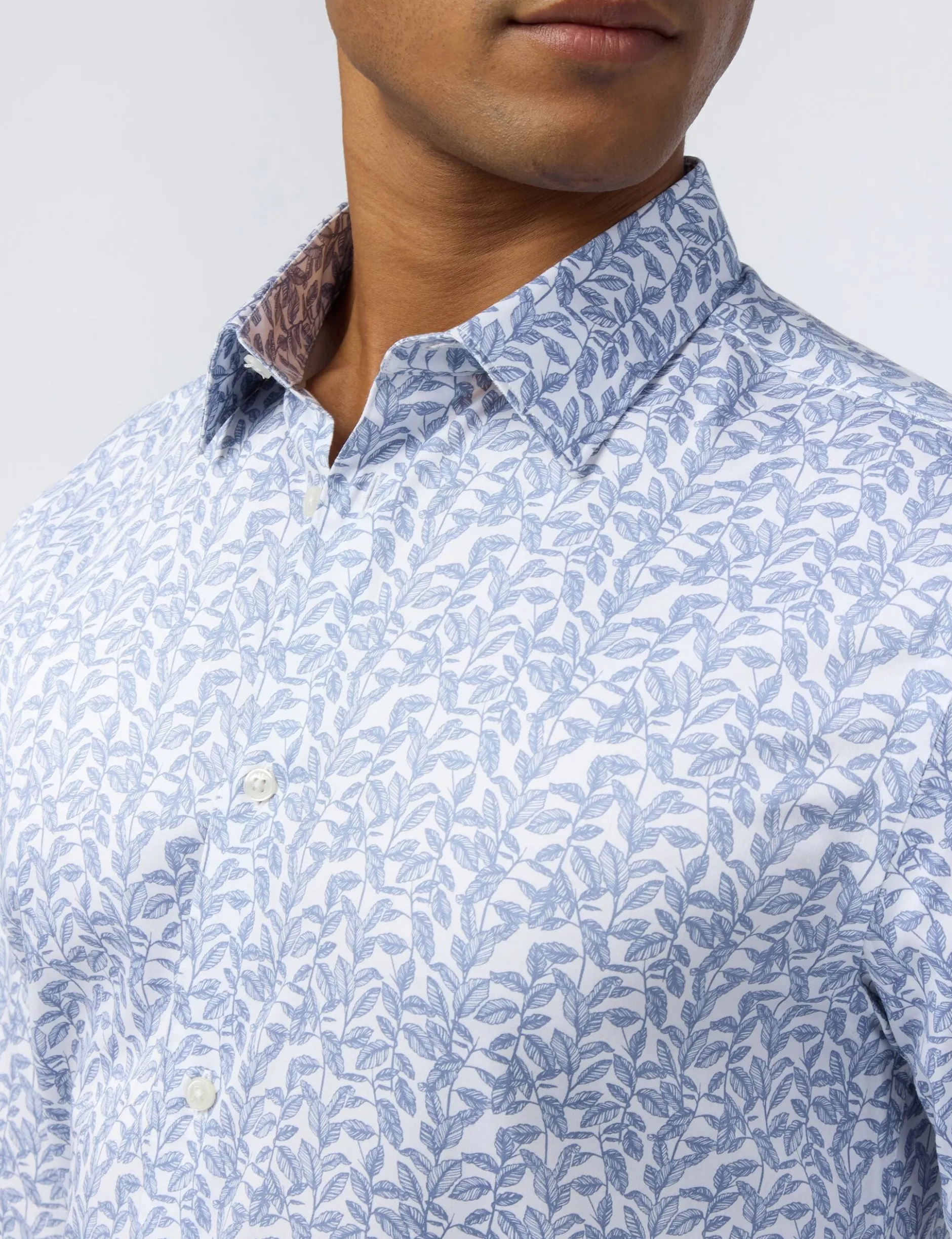 Slim-Fit-Hemd aus Satin-Baumwolle mit Blattmuster
