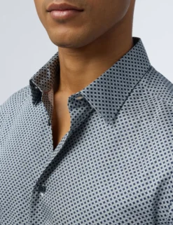 Slim-Fit-Hemd aus Satin mit Geo-Fliesenmuster