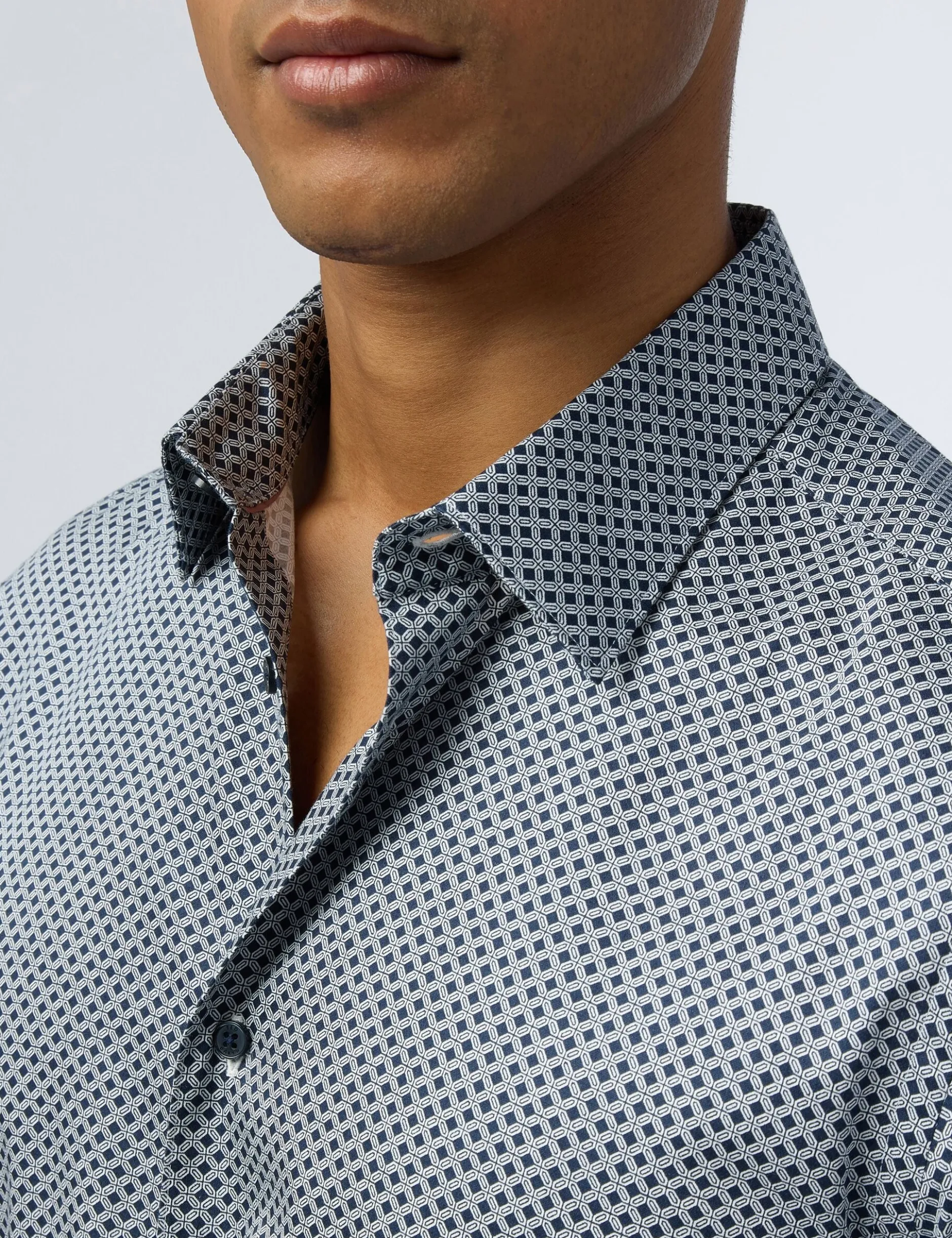 Slim-Fit-Hemd aus Satin mit Geo-Fliesenmuster