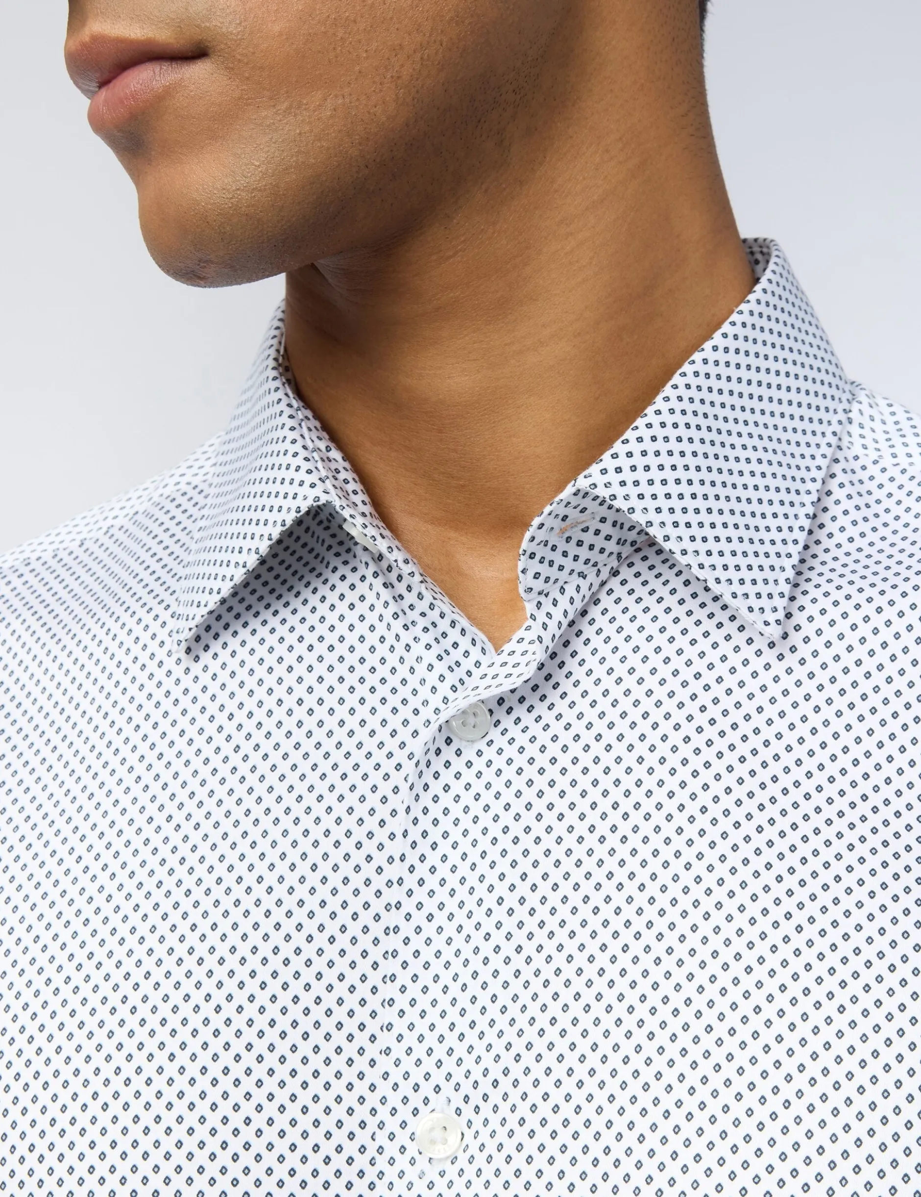 Slim-Fit-Hemd aus Satin mit Mikro-Diamant-Print