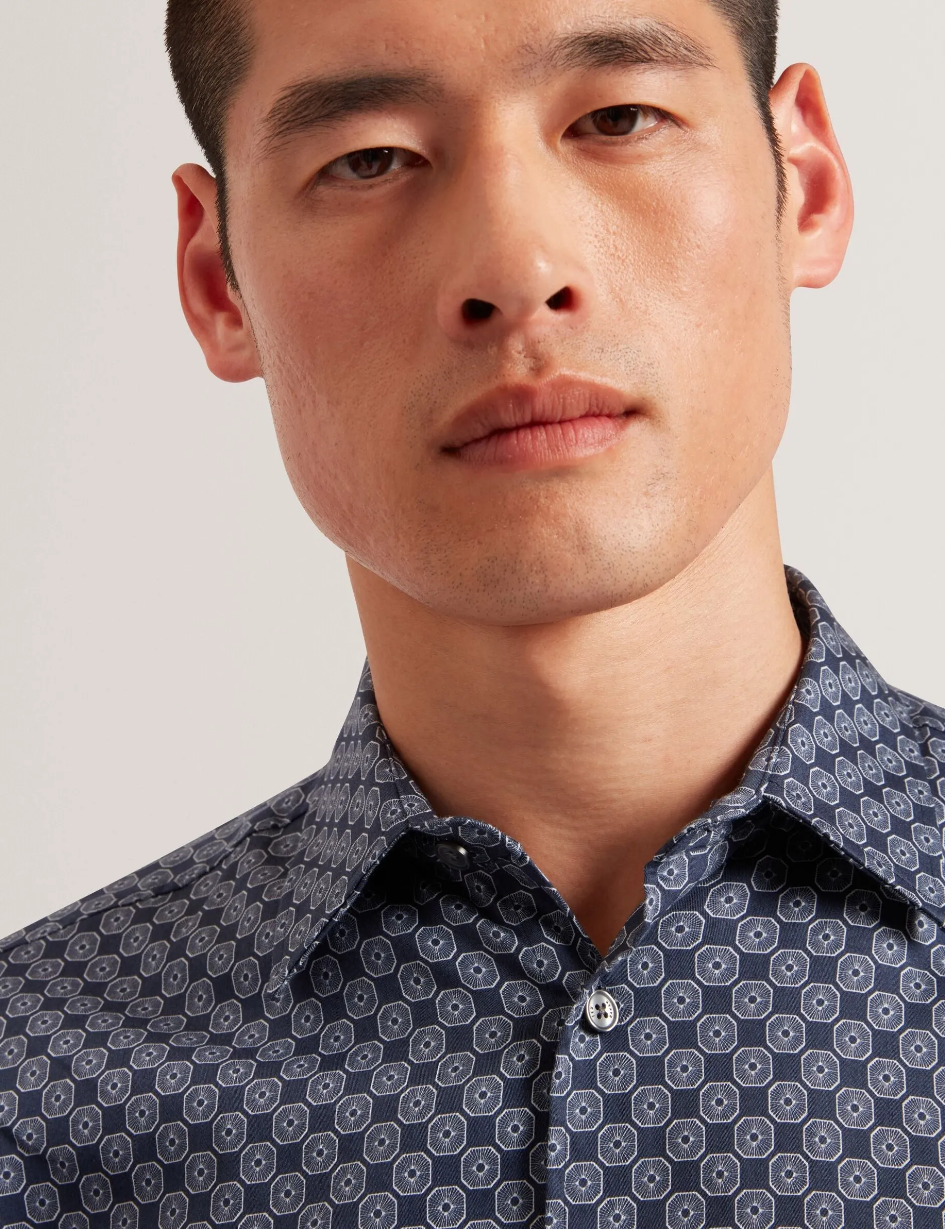 Slim-Fit-Hemd mit geometrischem Kreismuster