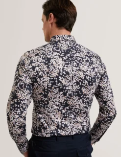 Slim-Fit-Langarmhemd mit verstreuten Blütenblättern