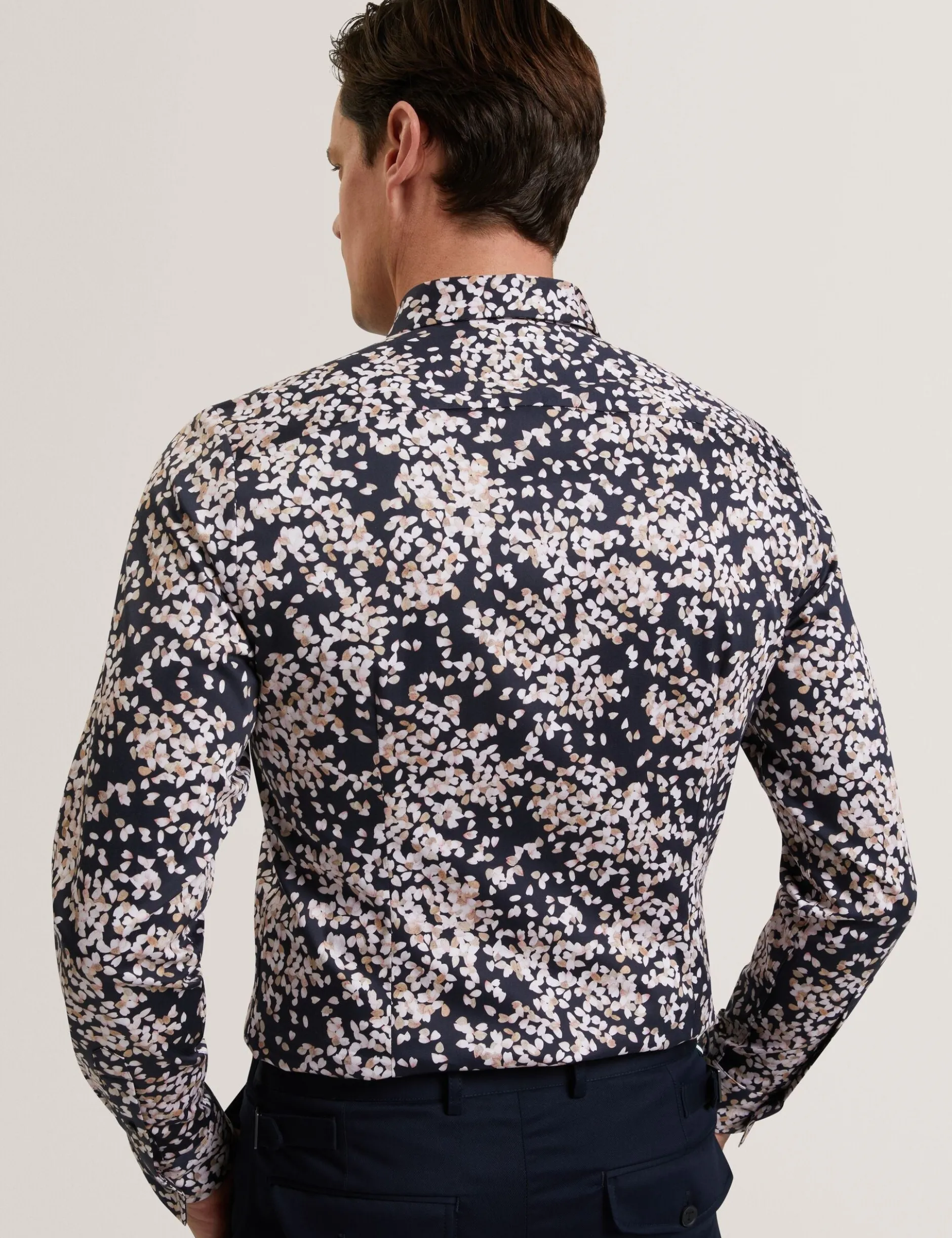 Slim-Fit-Langarmhemd mit verstreuten Blütenblättern
