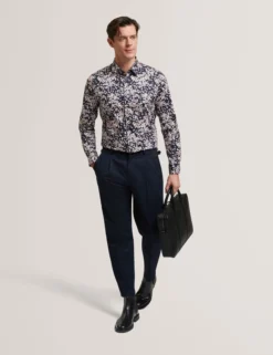 Slim-Fit-Langarmhemd mit verstreuten Blütenblättern