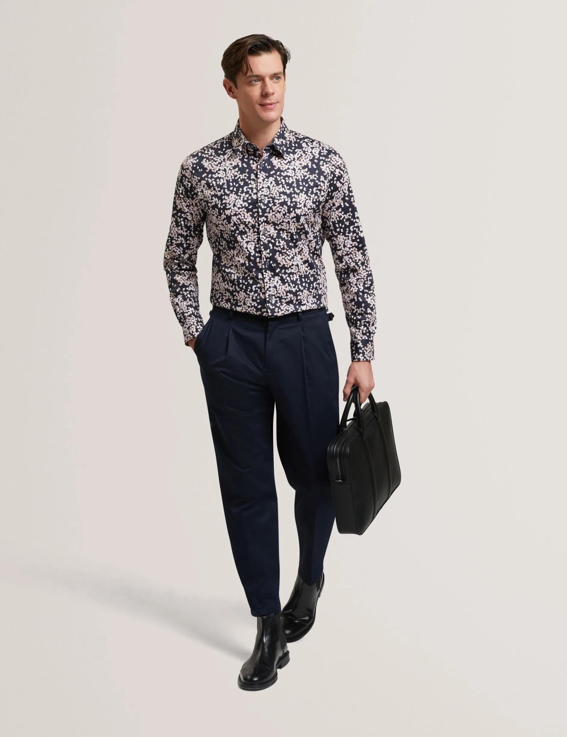 Slim-Fit-Langarmhemd mit verstreuten Blütenblättern