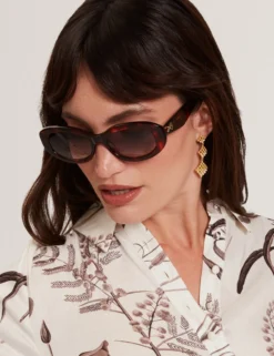 Sonnenbrille mit klobigem, ovalem Schleifendetail