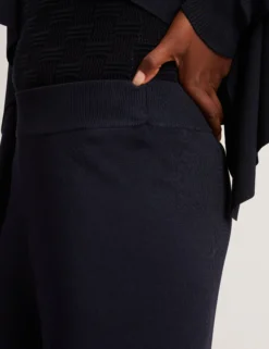 Strickhose zum Hineinschlüpfen mit weitem Bein