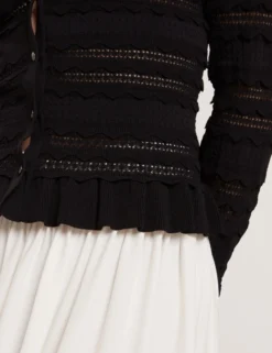 Strickjacke mit Rüschenbesatz