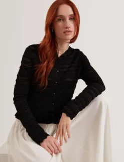 Strickjacke mit Rüschenbesatz