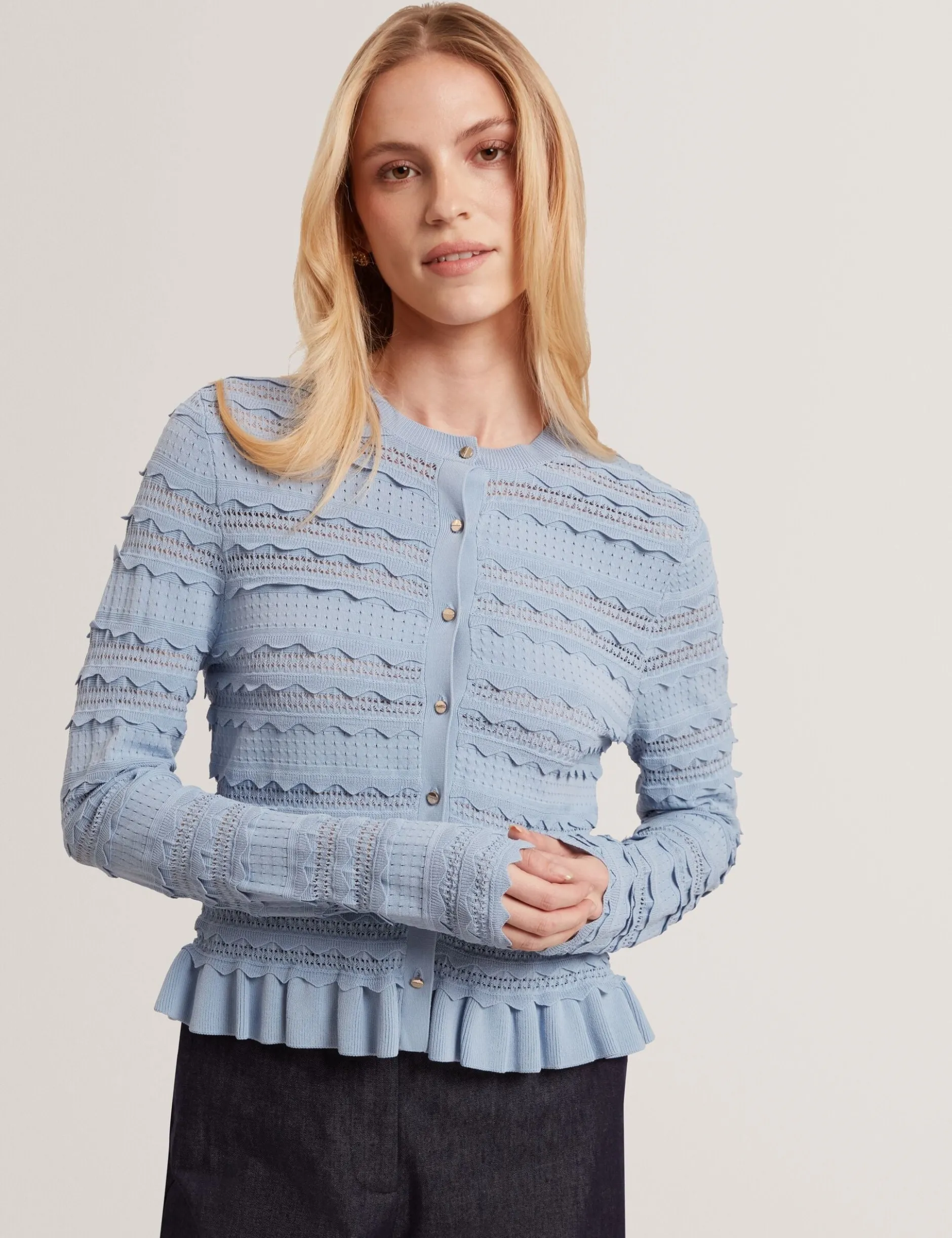 Strickjacke mit Rüschensaum und Rundhalsausschnitt