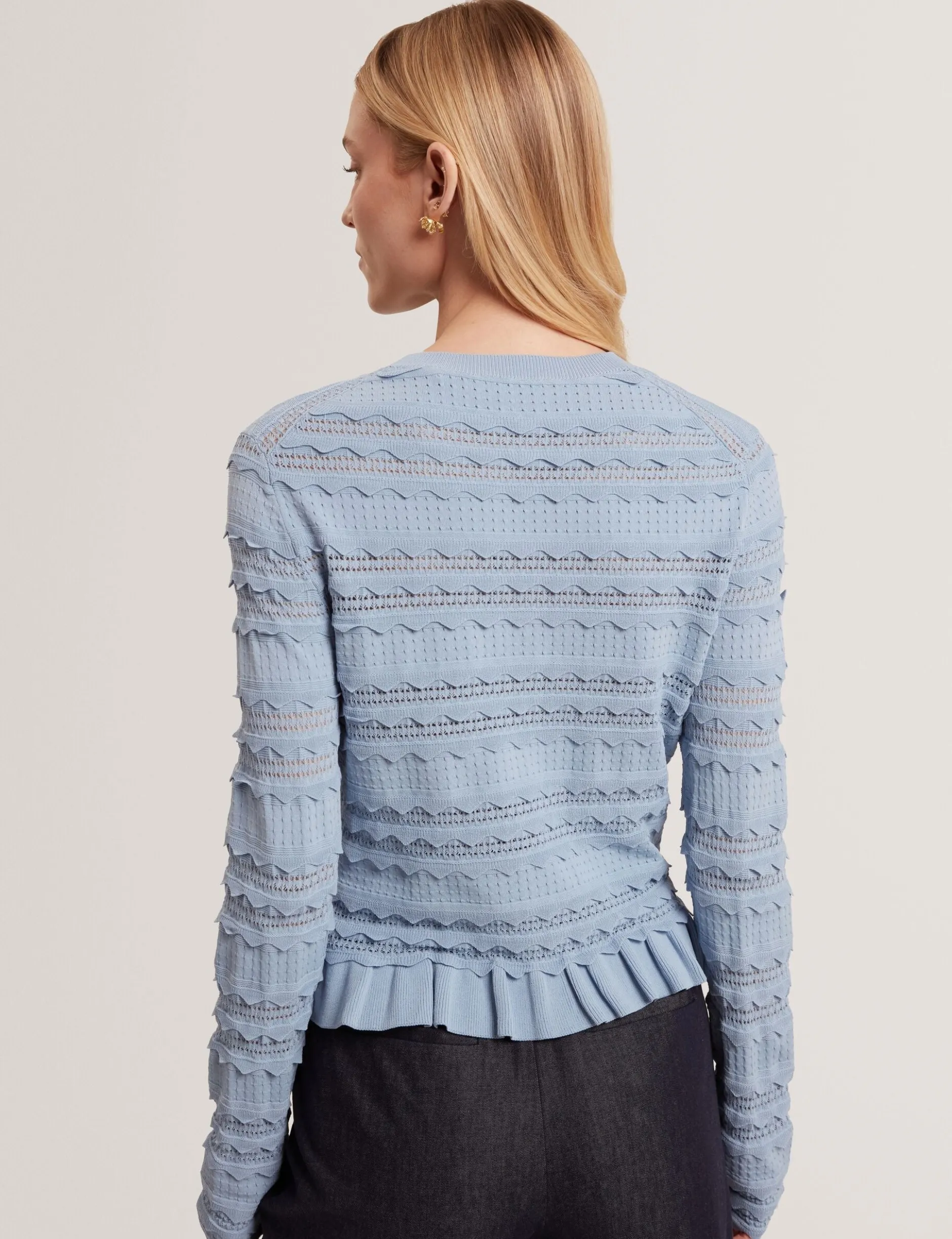 Strickjacke mit Rüschensaum und Rundhalsausschnitt