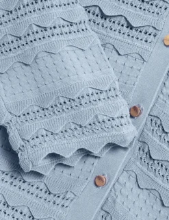 Strickjacke mit Rüschensaum und Rundhalsausschnitt