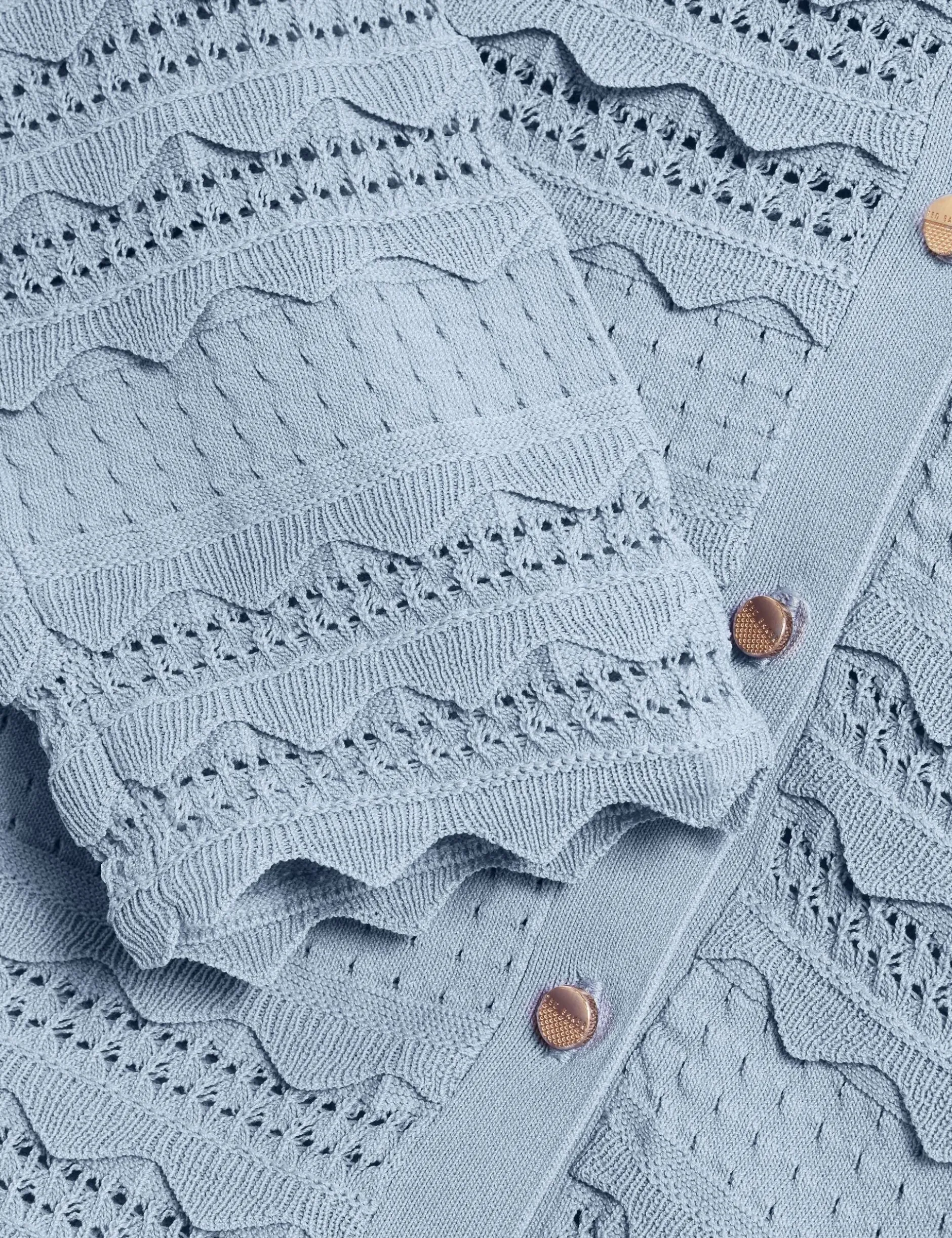 Strickjacke mit Rüschensaum und Rundhalsausschnitt