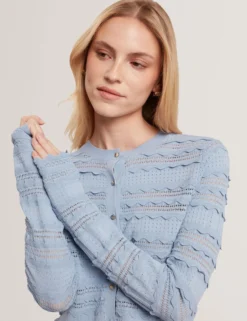 Strickjacke mit Rüschensaum und Rundhalsausschnitt