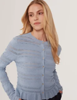Strickjacke mit Rüschensaum und Rundhalsausschnitt