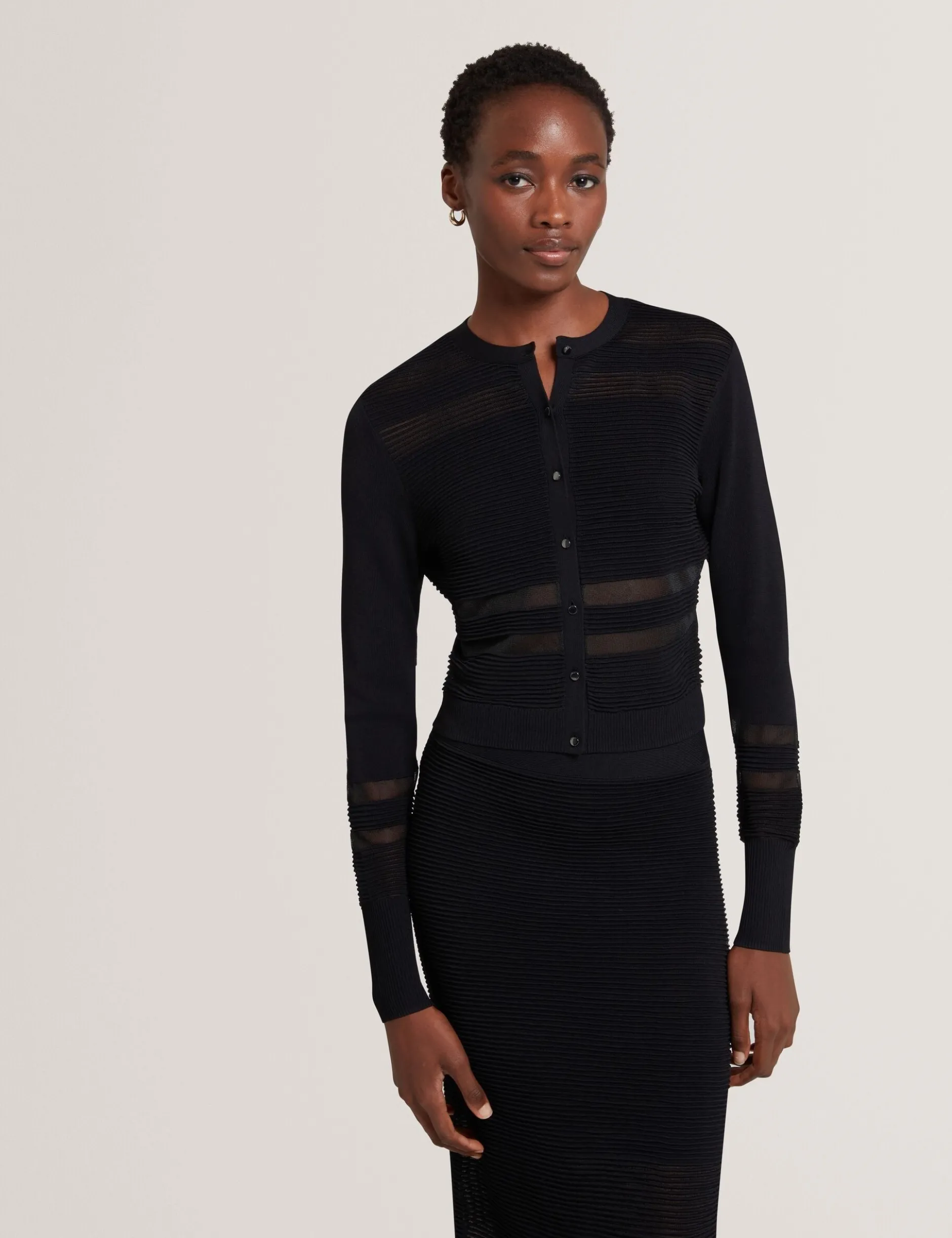 Strickjacke mit transparentem Einsatz, schmal geschnitten
