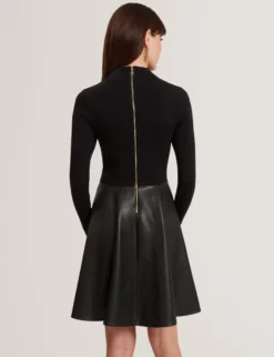 Strickkleid aus Kunstleder mit Illusionseffekt