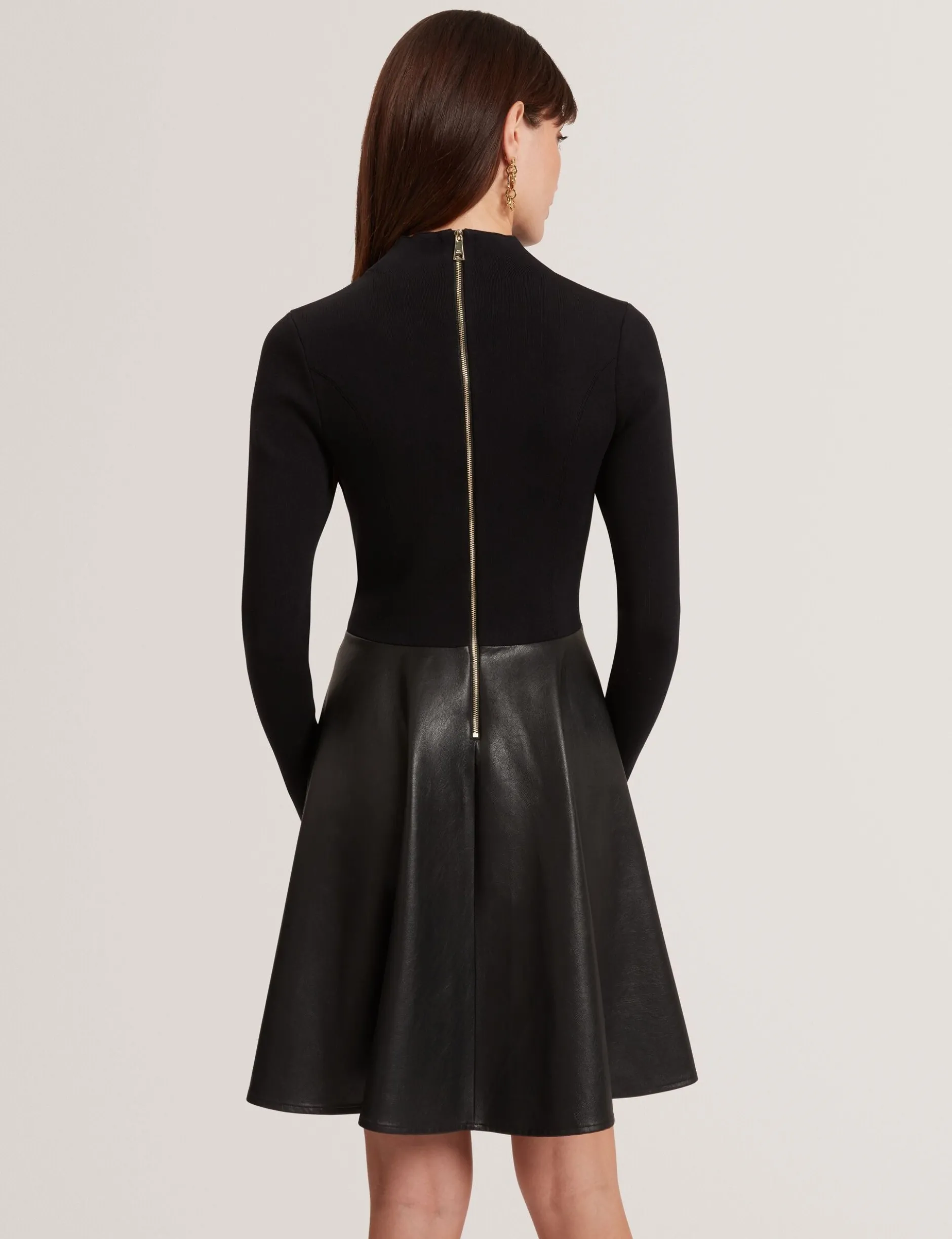 Strickkleid aus Kunstleder mit Illusionseffekt